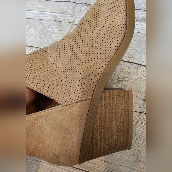 Universal Thread Size 9 Perforated Faux Suede Western Style Booties - Picture 9 of 9